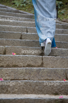 階段 登る 女性 後ろ姿 下半身 の画像素材 構図 人物の写真素材ならイメージナビ