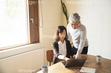 熟女 50代 日本人 白髪 驚き の画像素材 写真素材ならイメージナビ