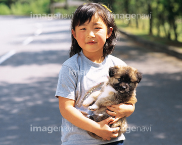 犬 抱く 女の子 顔 の画像素材 外国人 人物の写真素材ならイメージナビ