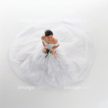 人物 構図 俯瞰 若者 座る ドレス の画像素材 写真素材ならイメージナビ