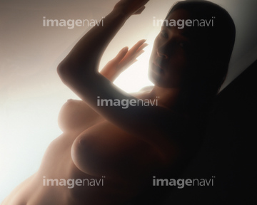 女性 胸 裸 日本人 シルエット の画像素材 写真素材ならイメージナビ
