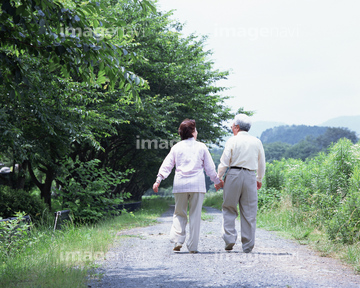 老夫婦 後ろ姿 日本人 全身 の画像素材 家族 人間関係 人物の写真素材ならイメージナビ