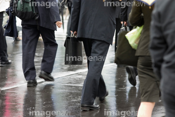スーツ 男性 後ろ 歩く 日本人 足の部分 の画像素材 家族 人間関係 人物の写真素材ならイメージナビ