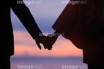 人物 構図 手をつなぐ の画像素材 写真素材ならイメージナビ