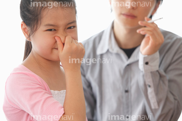 鼻をつまむ 少女 の画像素材 家族 人間関係 人物の写真素材ならイメージナビ