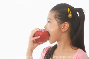 リンゴを齧る女の子の横顔 の画像素材 写真素材ならイメージナビ