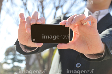 スマホ 手 正面 両手 手元 の画像素材 ビジネスアイテム ビジネスの写真素材ならイメージナビ