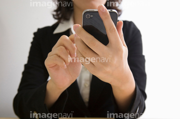 スマホ 手 正面 両手 の画像素材 ビジネスアイテム ビジネスの写真素材ならイメージナビ