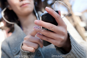 スマホ 手 正面 両手 楽しみ の画像素材 日本人 人物の写真素材ならイメージナビ