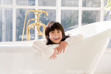 少女 浴槽 小学生 の画像素材 洗濯 掃除 ライフスタイルの写真素材ならイメージナビ