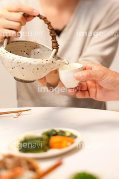 日本酒 2人 おちょこ 持つ 動作 の画像素材 料理 食事 ライフスタイルの写真素材ならイメージナビ
