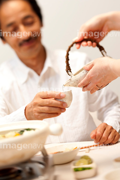 日本酒 2人 おちょこ 持つ 動作 の画像素材 飲み物 食べ物の写真素材ならイメージナビ
