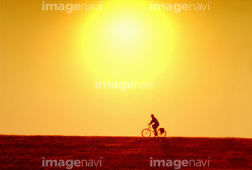 自転車 土手 夕 の画像素材 趣味 遊び ライフスタイルの写真素材ならイメージナビ