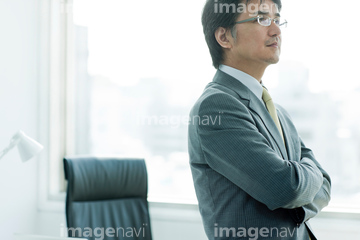 横向き 男性 腕組み 座る の画像素材 ビジネスパーソン ビジネスの写真素材ならイメージナビ