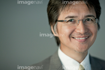 スーツ 男性 日本人 正面 笑顔 カメラ目線 50代 メガネ 少人数 の画像素材 ビジネスパーソン ビジネスの写真素材ならイメージナビ