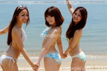 振り向き 女性 日本人 水着 の画像素材 リゾート 田園 町並 建築の写真素材ならイメージナビ