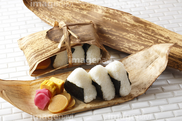 おにぎり 竹皮 の画像素材 季節 形態別食べ物 食べ物の写真素材ならイメージナビ