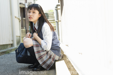 スカート しゃがむ 日本人 子供 年齢層 高校生 の画像素材 日本人 人物の写真素材ならイメージナビ