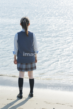 高校生 後ろ姿 制服 青色 の画像素材 日本人 人物の写真素材ならイメージナビ