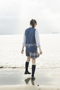 高校生 後ろ姿 制服 青色 の画像素材 日本人 人物の写真素材ならイメージナビ