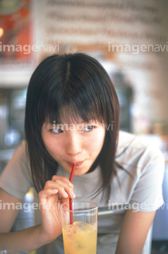 ぐいぐい ストロー 吸う 動作 の画像素材 外国人 人物の写真素材ならイメージナビ