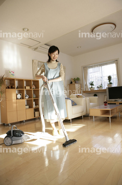 日本人 女性 掃除機 スカート の画像素材 洗濯 掃除 ライフスタイルの写真素材ならイメージナビ