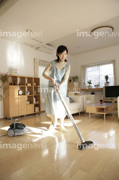 女性 掃除機 スカート の画像素材 洗濯 掃除 ライフスタイルの写真素材ならイメージナビ