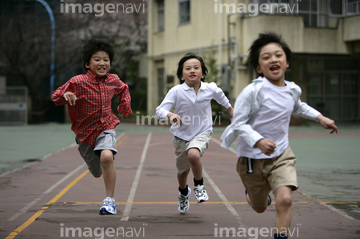 半ズボン 少年 黒髪 活発 の画像素材 秋 冬の行事 行事 祝い事の写真素材ならイメージナビ