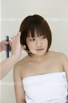白バック 日本人 10代 上半身 女性 胸元 の画像素材 写真素材ならイメージナビ