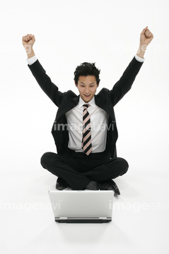 足を組む スーツ 若い男性 手を上げる の画像素材 日本人 人物の写真素材ならイメージナビ