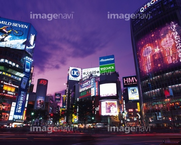 渋谷駅前交差点 明るい 明暗 夜景 の画像素材 道路 乗り物 交通の写真素材ならイメージナビ