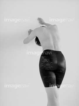 下着姿 女性 日本人 ランジェリー ガードル の画像素材 体のパーツ 人物の写真素材ならイメージナビ