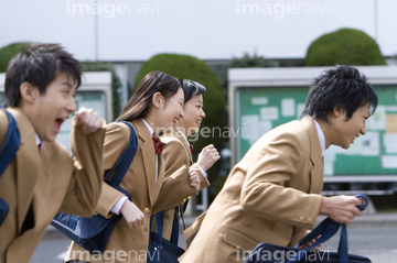 ブレザー 男 横 走る 動作 の画像素材 学校生活 ライフスタイルの写真素材ならイメージナビ