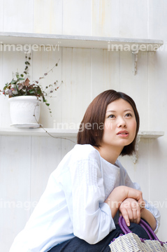 しゃがむ 横向き の画像素材 行動 人物の写真素材ならイメージナビ