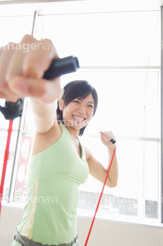 筋トレ 女性 チューブトレーニング の画像素材 ダイエット ライフスタイルの写真素材ならイメージナビ