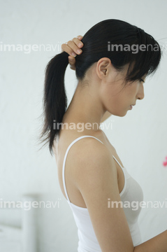 髪を束ねる の画像素材 セルフケア 美容 健康の写真素材ならイメージナビ