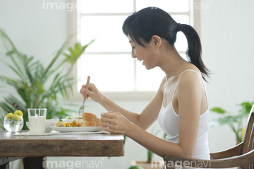 食べる 女性 横顔 朝 陽気 の画像素材 料理 食事 ライフスタイルの写真素材ならイメージナビ