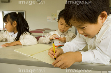 お絵かき 小学生 横顔 の画像素材 日本人 人物の写真素材ならイメージナビ