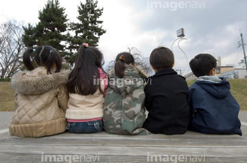 ベンチ 子供 後ろ 日本人 の画像素材 構図 人物の写真素材なら