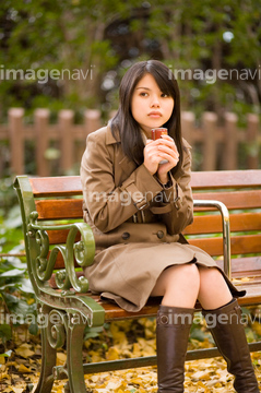 人物 日本人 女性 座る コート 洋服 の画像素材 写真素材ならイメージナビ