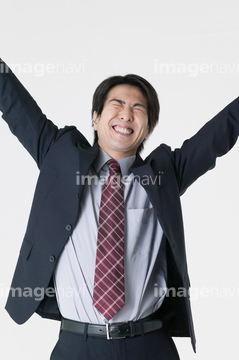 スーツ 男性 腕 手を上げる 笑顔 ほくほく の画像素材 ダイエット フィットネスの写真素材ならイメージナビ