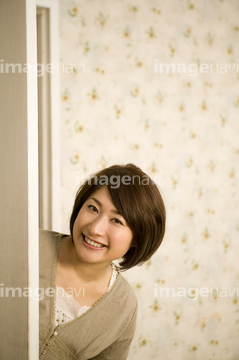 壁 覗く 日本 少ない の画像素材 日本人 人物の写真素材ならイメージナビ