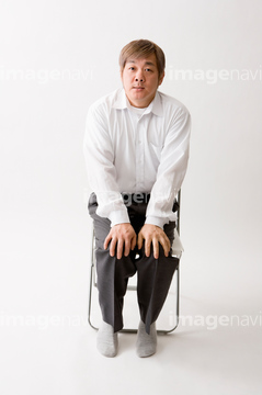 椅子 座る 男 パイプ椅子 の画像素材 人物 イラスト Cgの写真素材ならイメージナビ