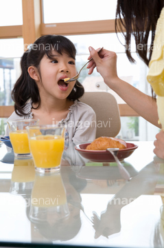 あーん 食べさせる の画像素材 行動 人物の写真素材ならイメージナビ