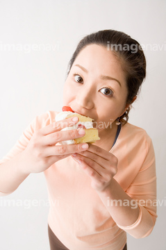 ケーキ 食べる 頬張る ロイヤリティフリー の画像素材 行動 人物の写真素材ならイメージナビ