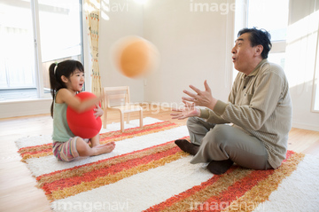 男性 あぐら 横向き 座る 日本人 の画像素材 家族 人間関係 人物の写真素材ならイメージナビ