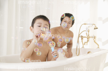お風呂 親子 日本人 ぶくぶく の画像素材 入浴 ライフスタイルの写真素材ならイメージナビ