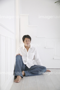 床 座る 男性 立て膝 の画像素材 日本人 人物の写真素材ならイメージナビ