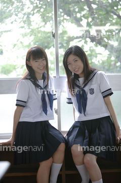 セーラー服 座る の画像素材 日本人 人物の写真素材ならイメージナビ