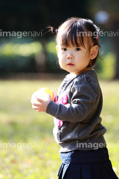 ボール 持つ 子供 カジュアルウェア 横向き の画像素材 球技 スポーツの写真素材ならイメージナビ